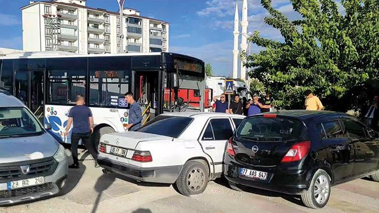 Elazığ’da kontrolden çıkan otobüs 2 araca çarptı: 5 yaralı