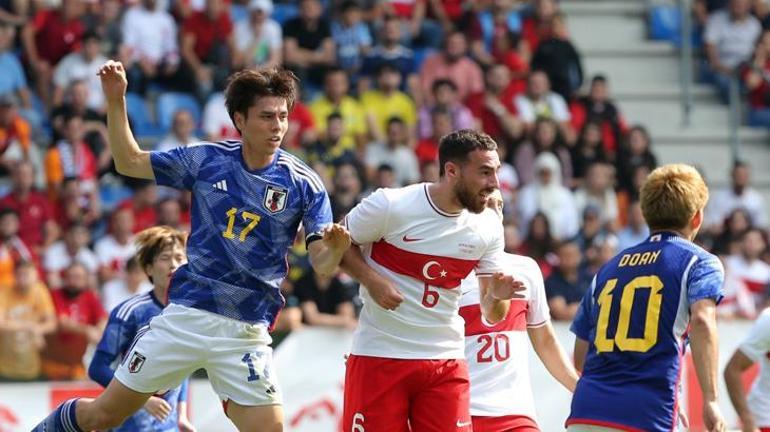 Japonya-Türkiye maçında Stefan Kuntza pankartlı tepki