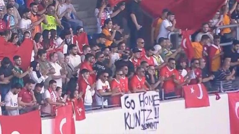 Japonya-Türkiye maçında Stefan Kuntza pankartlı tepki