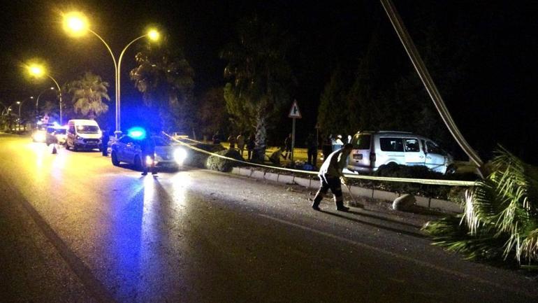 Otomobil, palmiye ağacına çarptı: 2 ölü