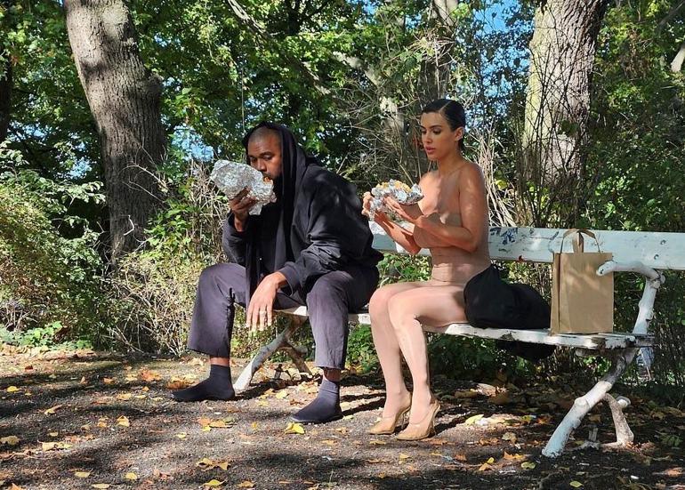 İlginç tarzlarıyla dikkat çektiler Kanye West-Bianca Censori çifti bankta döner yedi