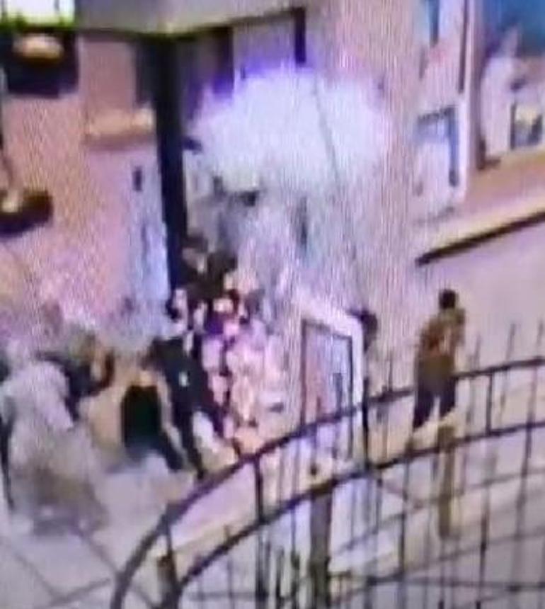 İstanbulda AVMde şok görüntüler Teröristin çantası patladı