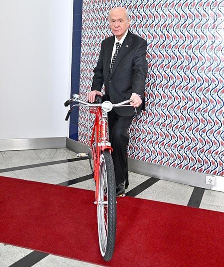 MHP Lideri Bahçeliden Cumhurbaşkanlığı Bisiklet Turuna özel bisikletli poz