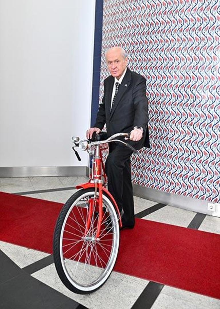 MHP Lideri Bahçeliden Cumhurbaşkanlığı Bisiklet Turuna özel bisikletli poz