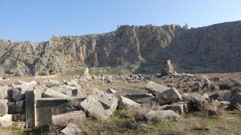 7 bin 500 yıllık Anavarza Antik Kentinde heyecanlandıran gelişme Hazine bulundu