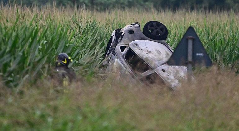 İtalyada dehşet anları Akrobasi uçağı düştü, 1 çocuk hayatını kaybetti