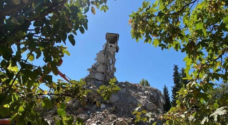Deprem sonrası dehşete düşüren görüntü Çatı tek kolon üzerinde kaldı
