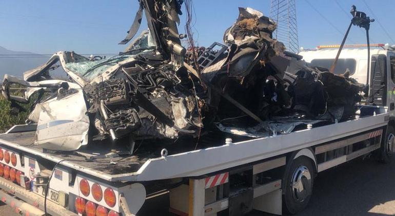 Bursada TIR faciası Arıza nedeniyle duran TIRa çarptı; 2 şoför öldü