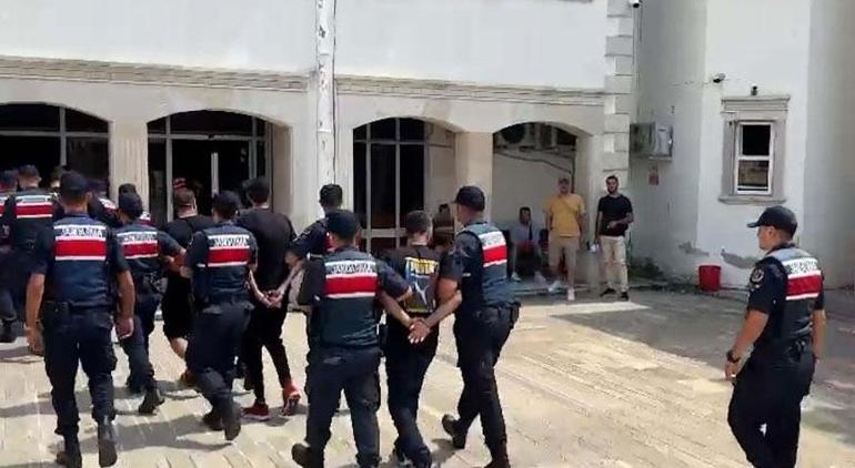 Ticari taksiyle göçmen kaçakçılığı 13 kişi tutuklandı