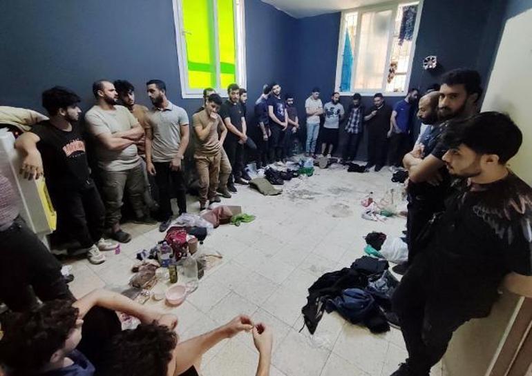 Oto yıkamacıda özel bölmede 31 kaçak göçmen yakalandı