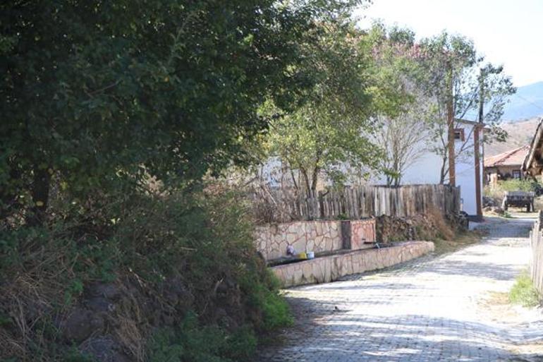 Sopayla dövüldü: Köyün kurallarına uymadıkları için bu hale geldi