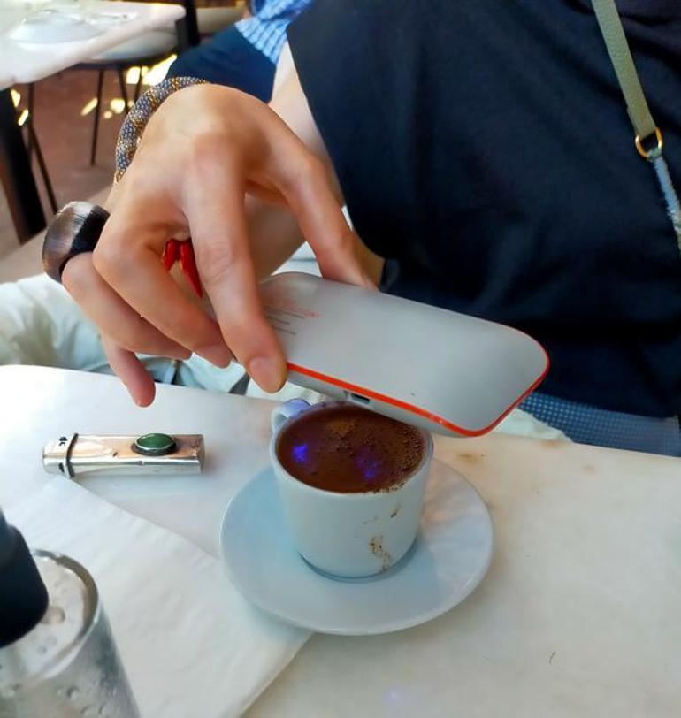 İpek Tuzcuoğlu kahvesini dezenfekte etti Görenler şaştı kaldı