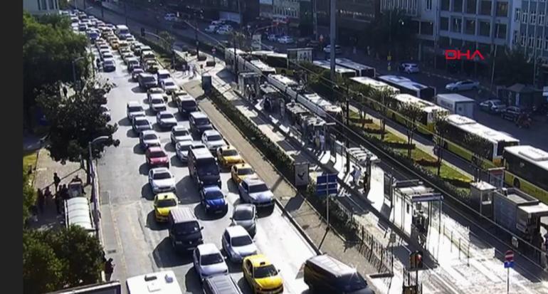 İstanbulda otobüs tramvaya çarptı