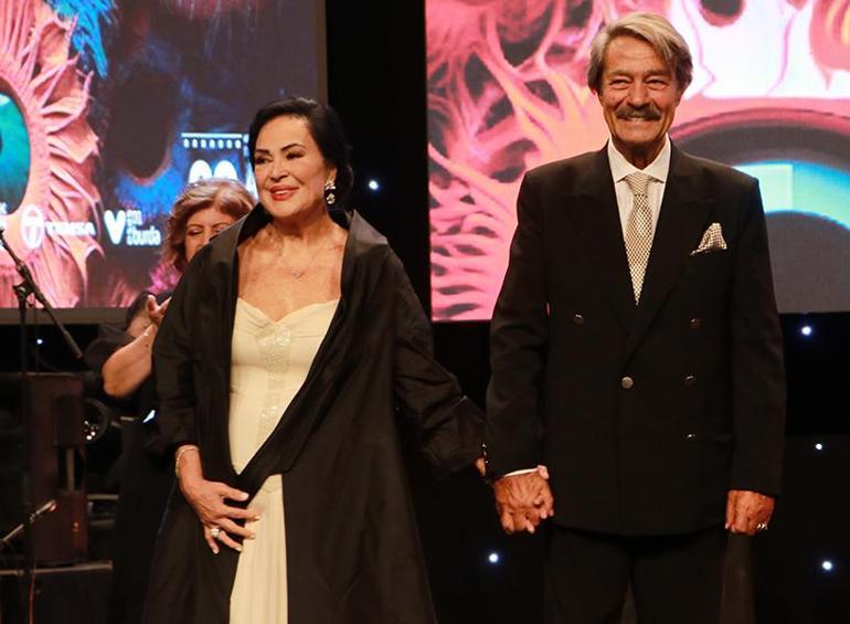 Altın Koza Film Festivali’nde ödüller sahiplerini buldu Türkan Şoray ve Kadir İnanır el ele