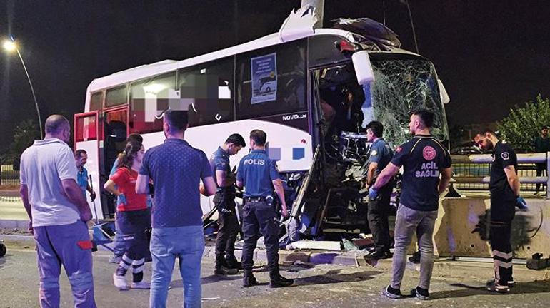 Adanada midibüs yön levhasına çarptı: 5 yaralı