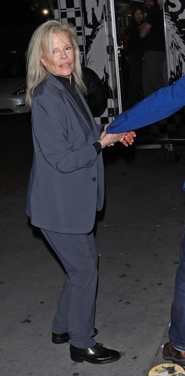 Agorafobi hastalığına yakalanmıştı Kim Basinger kocaman şapkasıyla yüzünü gizledi