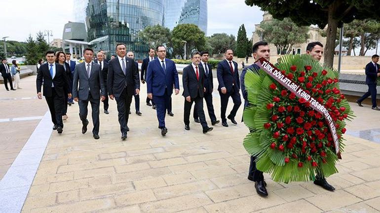 Bakan Yumaklıdan Azerbaycan Şehitliği ve Türk Şehitliği’ne ziyaret
