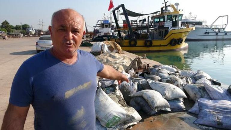 Balıkçılar ağlara takılan çuvalları açtı, şaşkına döndü: Teknenin gücü yetmedi