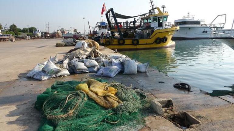 Balıkçılar ağlara takılan çuvalları açtı, şaşkına döndü: Teknenin gücü yetmedi