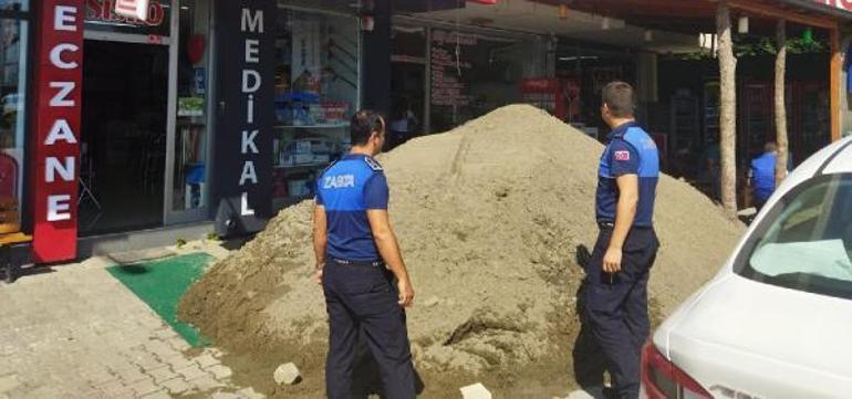 Çıkmam diyen kiracıya, görülmemiş zulüm Bir kamyon kumla kapıya dayandı