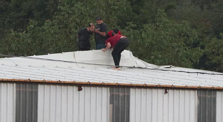 Arnavutköyde fabrikanın çatısında mahsur kalan işçiler kurtarıldı