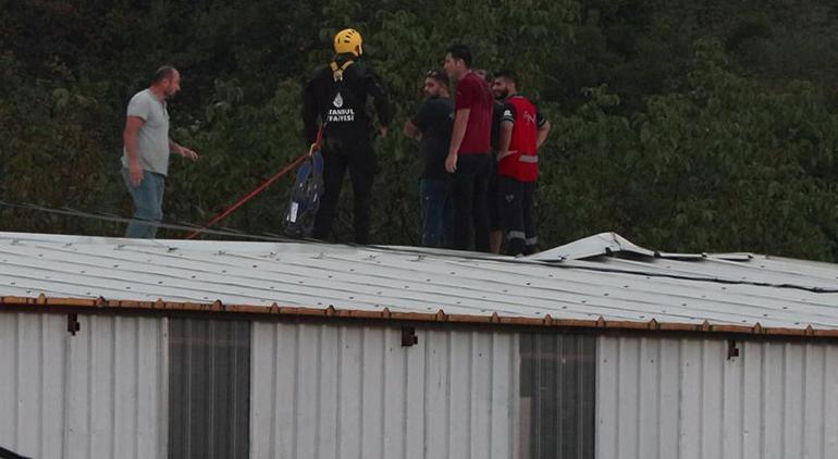 Arnavutköyde fabrikanın çatısında mahsur kalan işçiler kurtarıldı