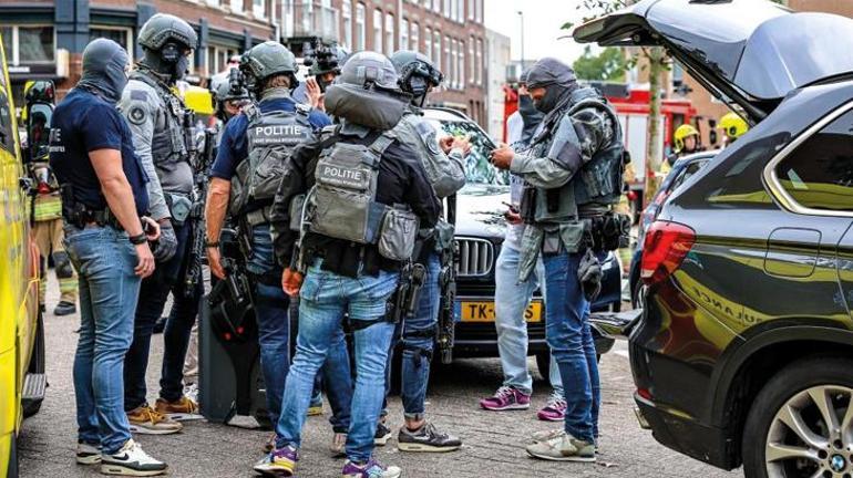 Hollandada silahlı saldırgan dehşet saçtı: 3 ölü