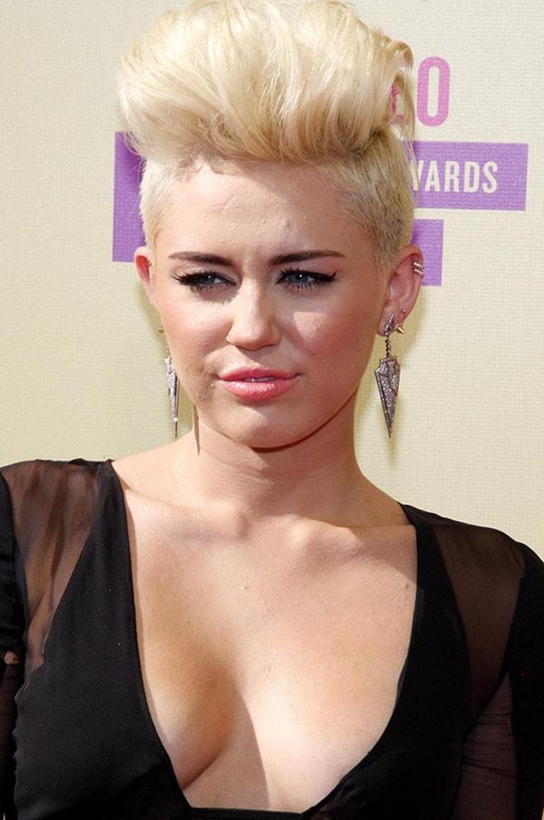 Miley Cyrustan takıntılı hayranına uzaklaştırma kararı