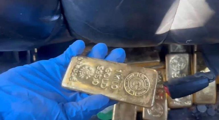 Polisin durdurduğu otomobilden tam 28 kilogram külçe altın çıktı