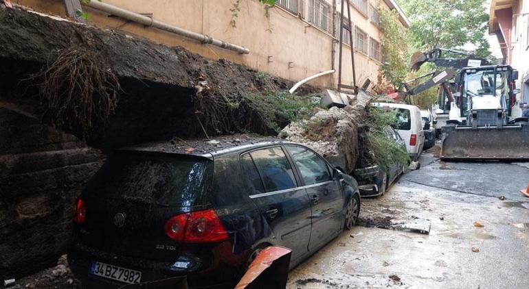 Son dakika... Meteorolojiden yeni uyarı İstanbulda dereler taştı, istinat duvarı çöktü