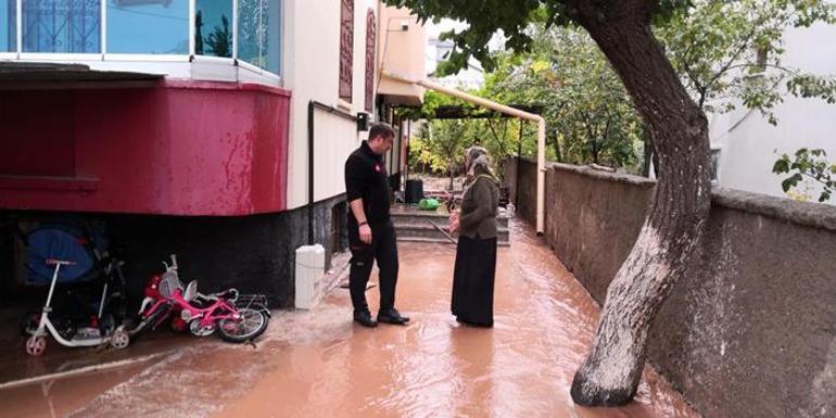 Zamanla yarış 4 çocuk sel sularıyla dolan odada mahsur kaldı