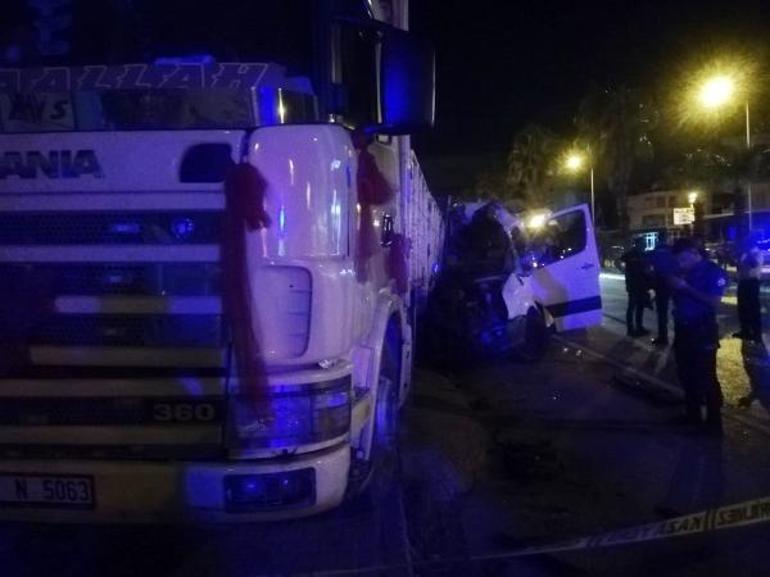 Antalyada tur minibüsü faciası İsviçreli doktor hayatını kaybetti
