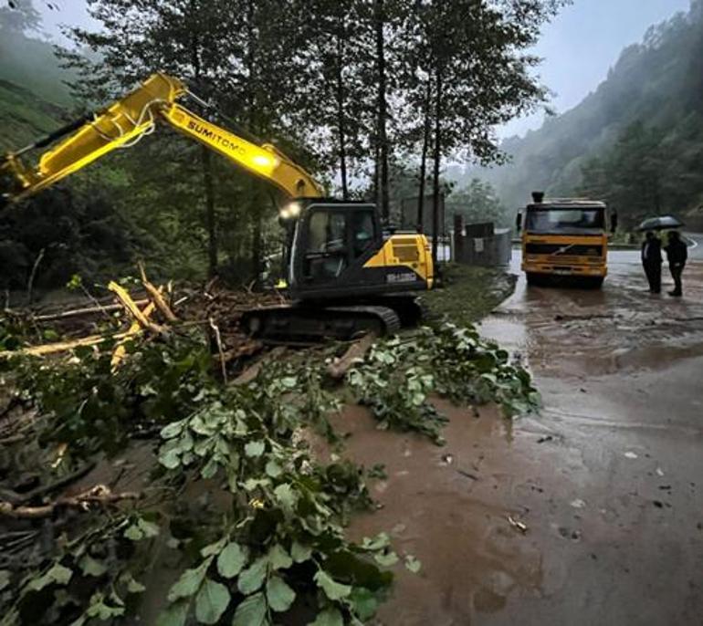 İki ilde şiddetli sağanak yağış Çok sayıda köy yolu ulaşıma kapandı