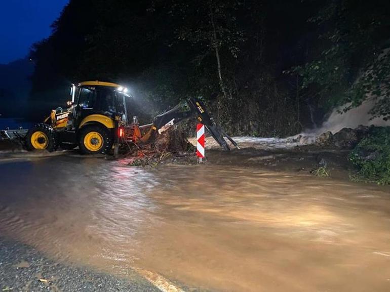 İki ilde şiddetli sağanak yağış Çok sayıda köy yolu ulaşıma kapandı
