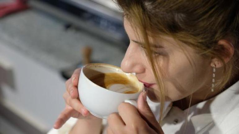 Kadın çorabıyla filtre kahve... Dikkat İnsan sağlığını tehdit ediyor