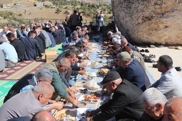 Şırnak’ta 300 yıldır süren gelenek 5 bin kişi katıldı, metrelerce yemek masası kuruldu