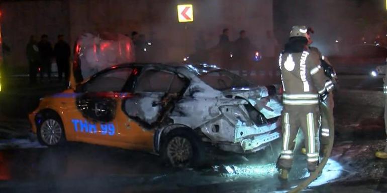 İstanbulda feci kaza Taksi ile motosiklet çarpıştı: 1 ölü 1 yaralı
