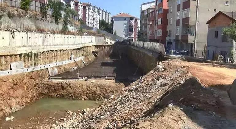 İstanbul’un göbeğinde kabusu yaşadı Yolda yürüyen kadın kendini çukurda buldu