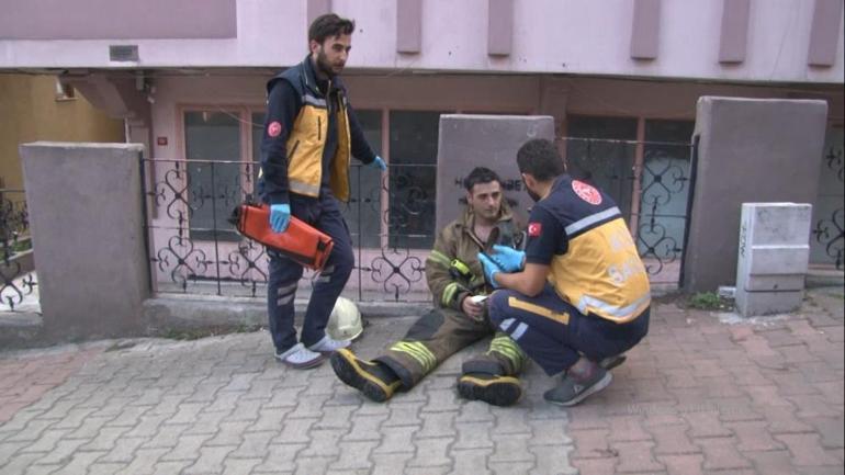 İstanbulda iş yeri yangını 2 itfaiyeci dumandan etkilendi