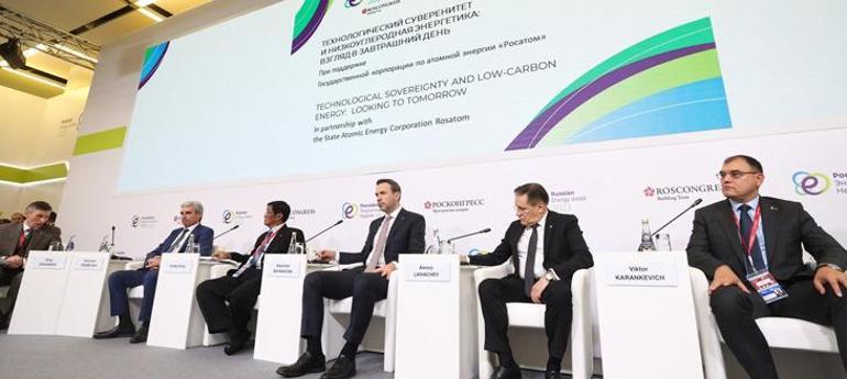 Bakan Bayraktar, Moskova’da ‘Düşük Karbonlu Enerji’ oturumuna katıldı