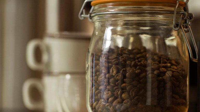 Çay ve kahve kavanozlarını böceklerden koruyor: Birkaç adet atınca aylarca böceklenmiyor