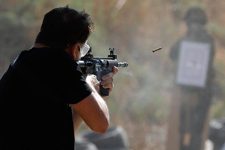 Ayelet HaShahardan şok fotoğraflar İsrail ordusu silah dağıtıyor