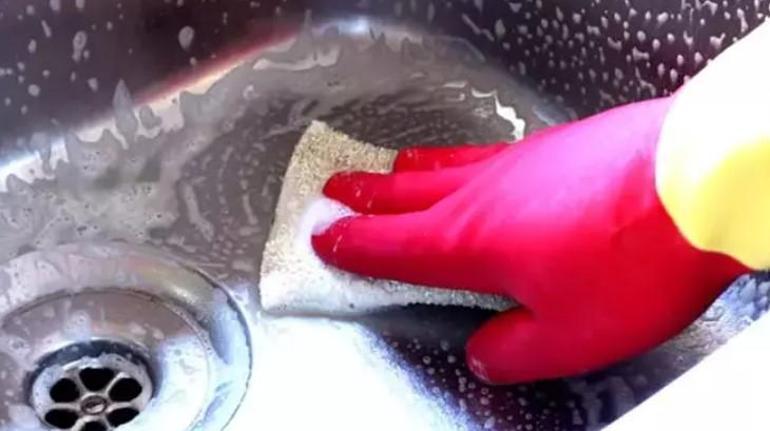 Lavabo suyu yavaş çekiyor ve kokuyorsa bu yöntemi deneyin: Tıkanmış lavaboyu hemen açıyor