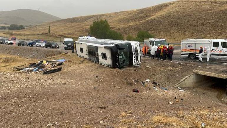 Son dakika Sivasta yolcu otobüsü devrildi: 7 ölü, 40 yaralı