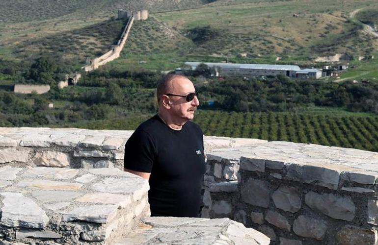 İlk kez ziyaret etti Azerbaycan bayrağını göndere çekti Aliyevden net mesaj