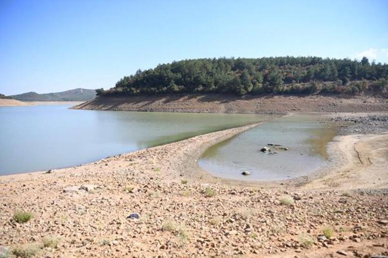 İlçenin 20 günlük suyu kaldı Belediye başkanından barajın ortasında tasarruf çağrısı