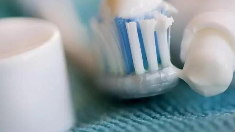Diş macunu renk kodları hakkında doğru bilinen yanlışlar Kimyasal mı organik mi