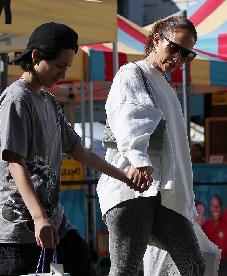 Jennifer Lopez ve kızı Emme bit pazarında görüntülendi