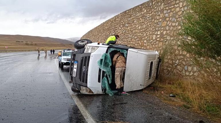 Yağış nedeniyle kayganlaşan yolda minibüs devrildi: 14 yaralı