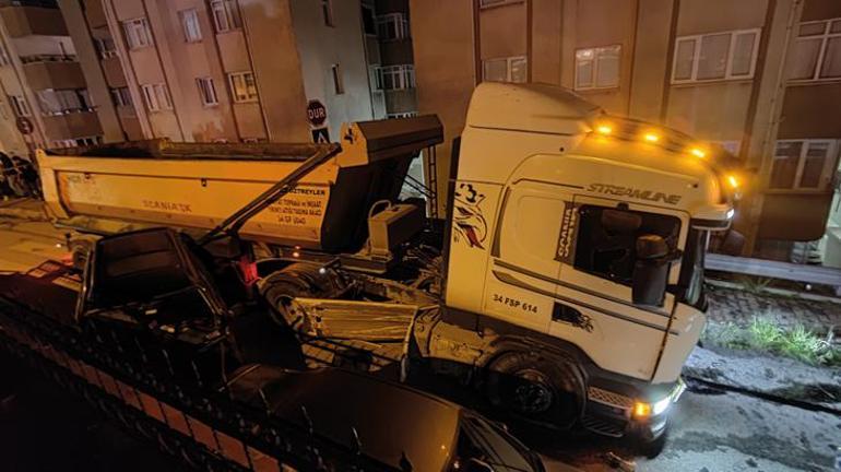 Maltepede hafriyat kamyonu polis aracına çarptı: 2 yaralı
